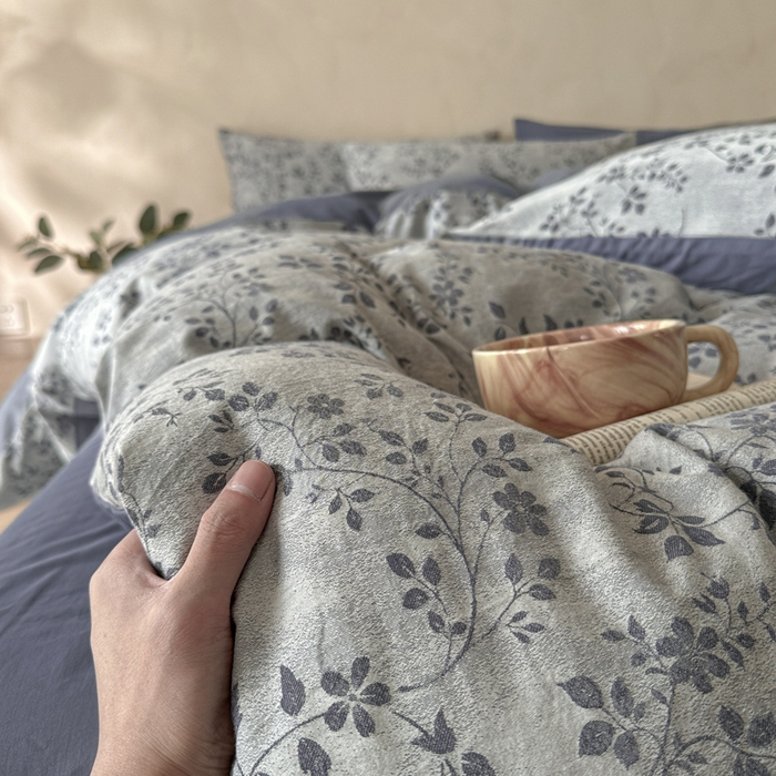 91家纺网 家纺一手货源 找家纺 言一 2025新款A类100支陶瓷轻磨毛新疆长绒棉纯棉全棉提花四件套 花影摇枝-蓝