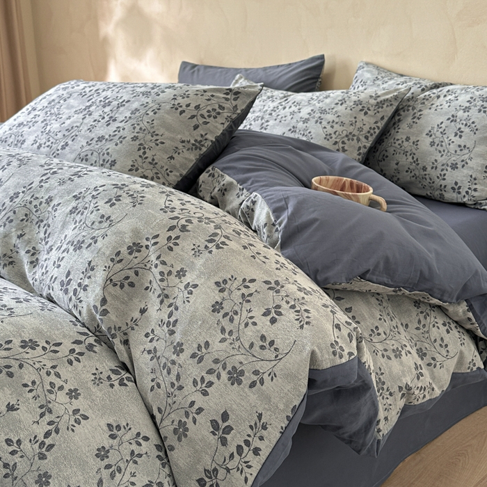 91家纺网 家纺一手货源 找家纺 言一 2025新款A类100支陶瓷轻磨毛新疆长绒棉纯棉全棉提花四件套 花影摇枝-蓝