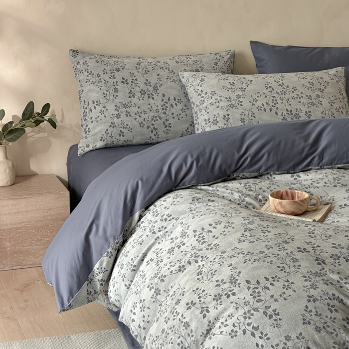 91家纺网 家纺一手货源 找家纺 言一 2025新款A类100支陶瓷轻磨毛新疆长绒棉纯棉全棉提花四件套 花影摇枝-蓝