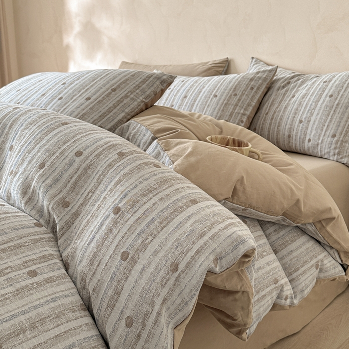 91家纺网 家纺一手货源 找家纺 言一 2025新款A类100支陶瓷轻磨毛新疆长绒棉纯棉全棉提花四件套 海盐波点-浅咖