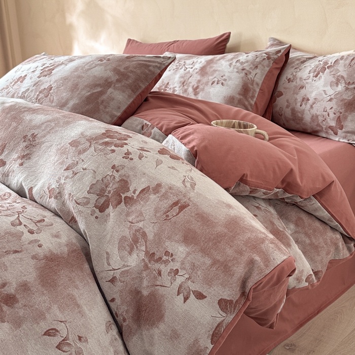 91家纺网 家纺一手货源 找家纺 言一 2025新款A类100支陶瓷轻磨毛新疆长绒棉纯棉全棉提花四件套 墨雨云间-焦糖