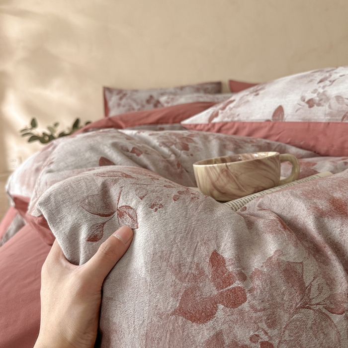 91家纺网 家纺一手货源 找家纺 言一 2025新款A类100支陶瓷轻磨毛新疆长绒棉纯棉全棉提花四件套 墨雨云间-焦糖