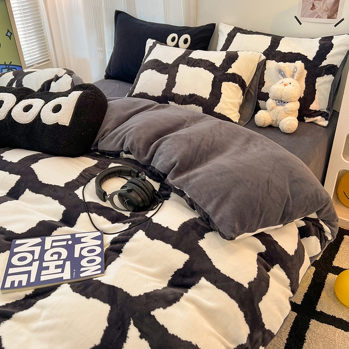 91家纺网 家纺一手货源 找家纺 HL原创 2025新款牛奶绒四件套 黑白格调