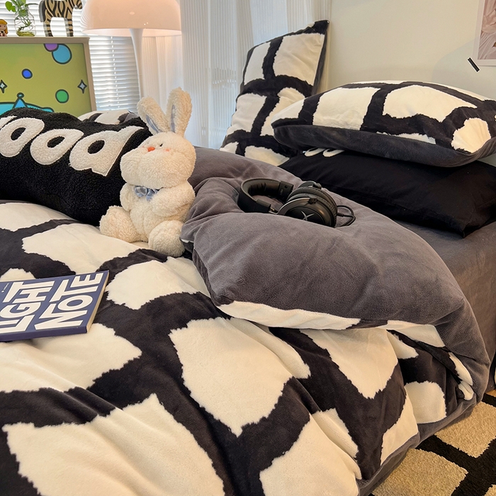 91家纺网 家纺一手货源 找家纺 HL原创 2025新款牛奶绒四件套 黑白格调