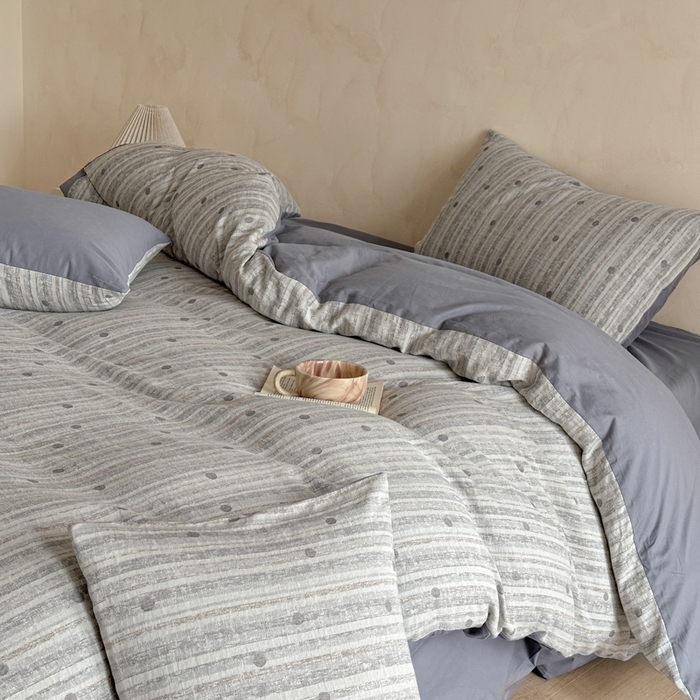 91家纺网 家纺一手货源 找家纺 言一 2025新款A类100支陶瓷轻磨毛新疆长绒棉纯棉全棉提花四件套 海盐波点-灰蓝