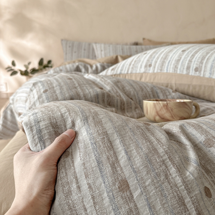 91家纺网 家纺一手货源 找家纺 言一 2025新款A类100支陶瓷轻磨毛新疆长绒棉纯棉全棉提花四件套 海盐波点-浅咖