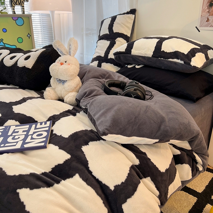 91家纺网 家纺一手货源 找家纺 HL原创 2025新款牛奶绒四件套 黑白格调