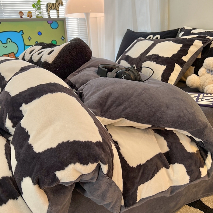 91家纺网 家纺一手货源 找家纺 HL原创 2025新款牛奶绒四件套 黑白格调