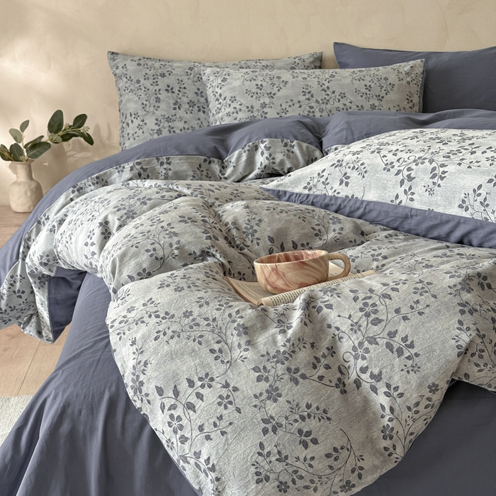 91家纺网 家纺一手货源 找家纺 言一 2025新款A类100支陶瓷轻磨毛新疆长绒棉纯棉全棉提花四件套 花影摇枝-蓝