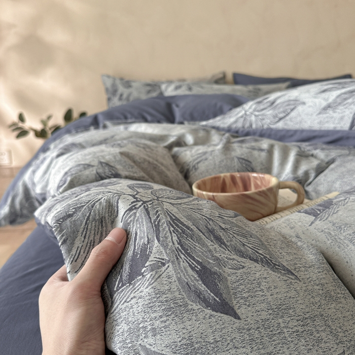 91家纺网 家纺一手货源 找家纺 言一 2025新款A类100支陶瓷轻磨毛新疆长绒棉纯棉全棉提花四件套 树叶深深-蓝