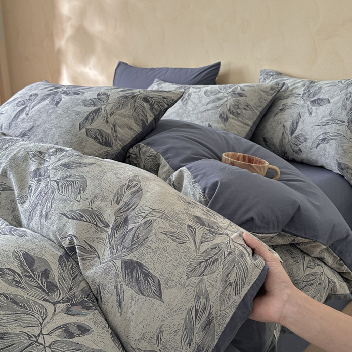 91家纺网 家纺一手货源 找家纺 言一 2025新款A类100支陶瓷轻磨毛新疆长绒棉纯棉全棉提花四件套 树叶深深-蓝