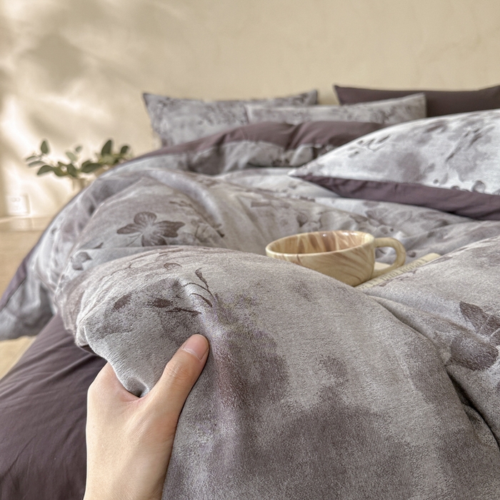 91家纺网 家纺一手货源 找家纺 言一 2025新款A类100支陶瓷轻磨毛新疆长绒棉纯棉全棉提花四件套 墨雨共间-咖