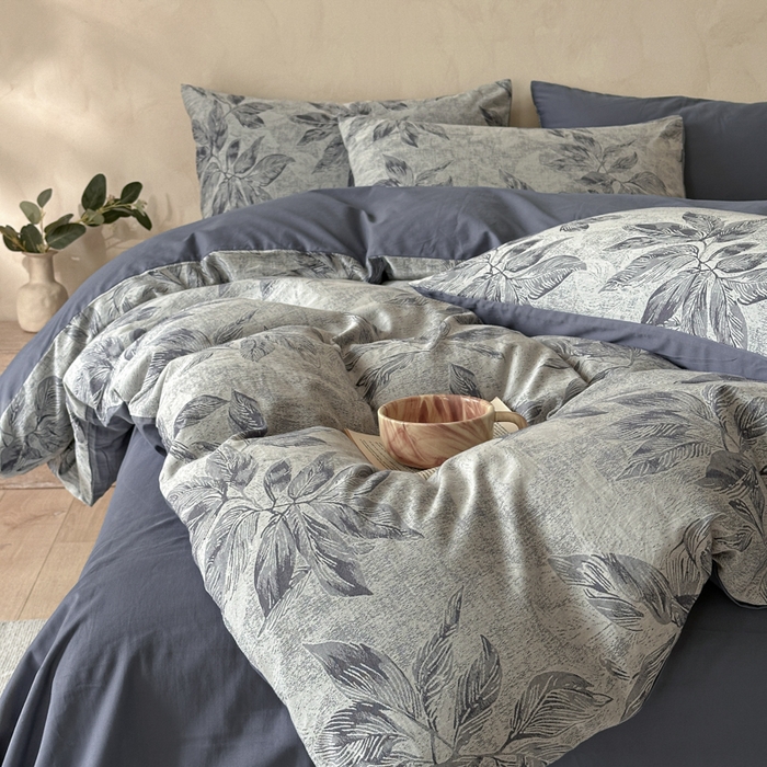 91家纺网 家纺一手货源 找家纺 言一 2025新款A类100支陶瓷轻磨毛新疆长绒棉纯棉全棉提花四件套 树叶深深-蓝