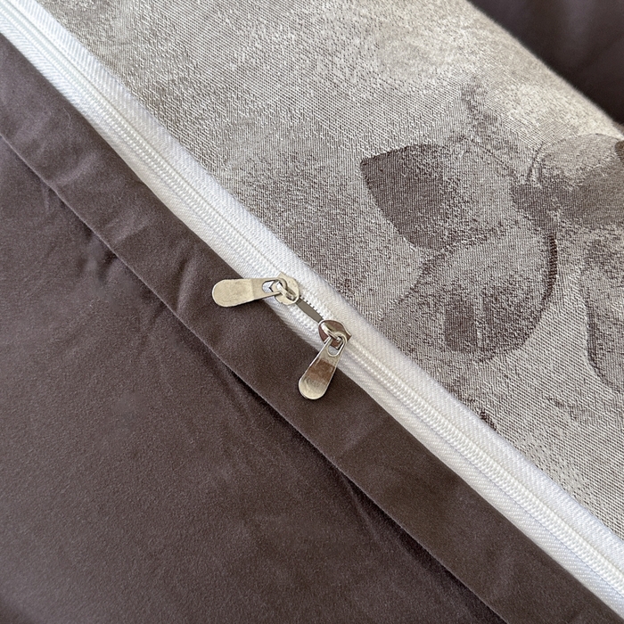 91家纺网 家纺一手货源 找家纺 言一 2025新款A类100支陶瓷轻磨毛新疆长绒棉纯棉全棉提花四件套 墨雨共间-咖