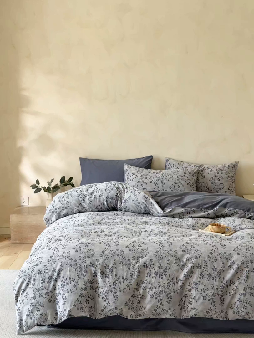 91家纺网 家纺一手货源 找家纺 言一 2025新款A类100支陶瓷轻磨毛新疆长绒棉纯棉全棉提花四件套 花影摇枝-蓝