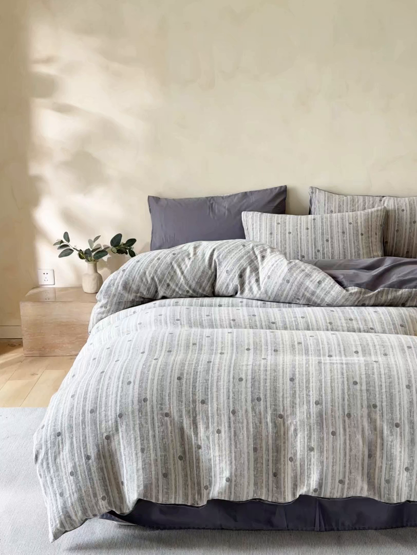 91家纺网 家纺一手货源 找家纺 言一 2025新款A类100支陶瓷轻磨毛新疆长绒棉纯棉全棉提花四件套 海盐波点-灰蓝