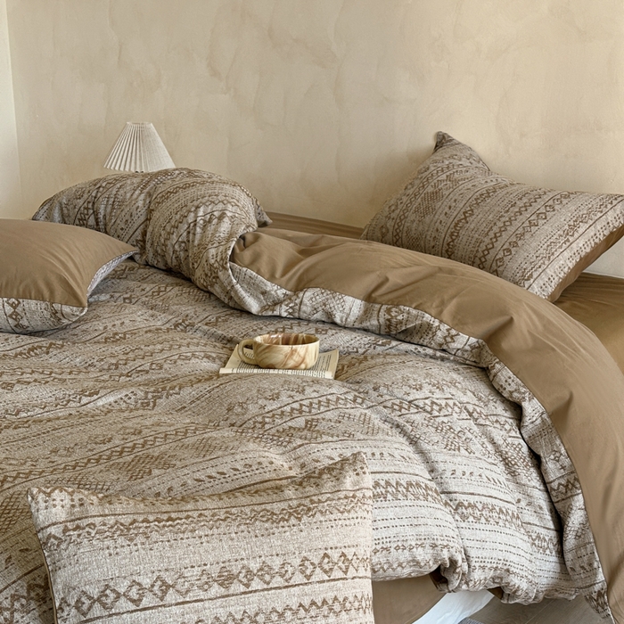 91家纺网 家纺一手货源 找家纺 言一 2025新款A类100支陶瓷轻磨毛新疆长绒棉纯棉全棉提花四件套 南阳假日-咖