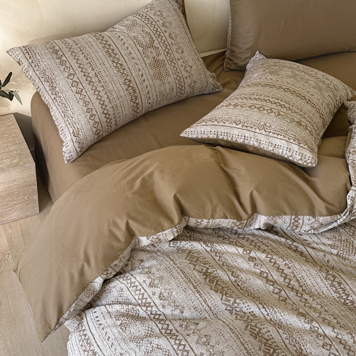 91家纺网 家纺一手货源 找家纺 言一 2025新款A类100支陶瓷轻磨毛新疆长绒棉纯棉全棉提花四件套 南阳假日-咖