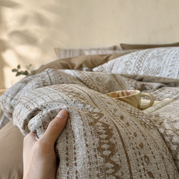 91家纺网 家纺一手货源 找家纺 言一 2025新款A类100支陶瓷轻磨毛新疆长绒棉纯棉全棉提花四件套 南阳假日-咖