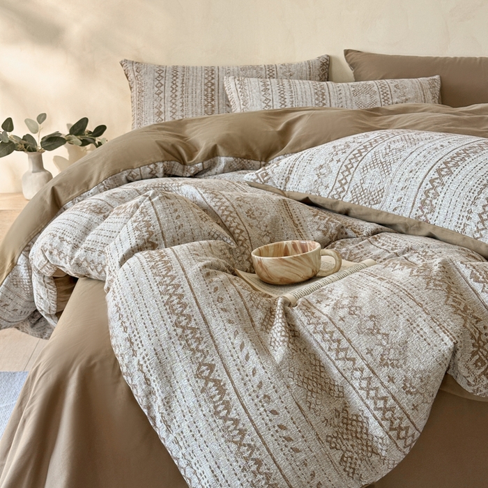 91家纺网 家纺一手货源 找家纺 言一 2025新款A类100支陶瓷轻磨毛新疆长绒棉纯棉全棉提花四件套 南阳假日-咖