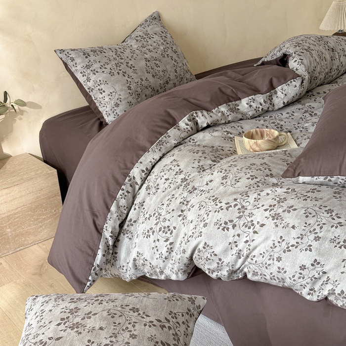 91家纺网 家纺一手货源 找家纺 言一 2025新款A类100支陶瓷轻磨毛新疆长绒棉纯棉全棉提花四件套 花影摇枝-咖