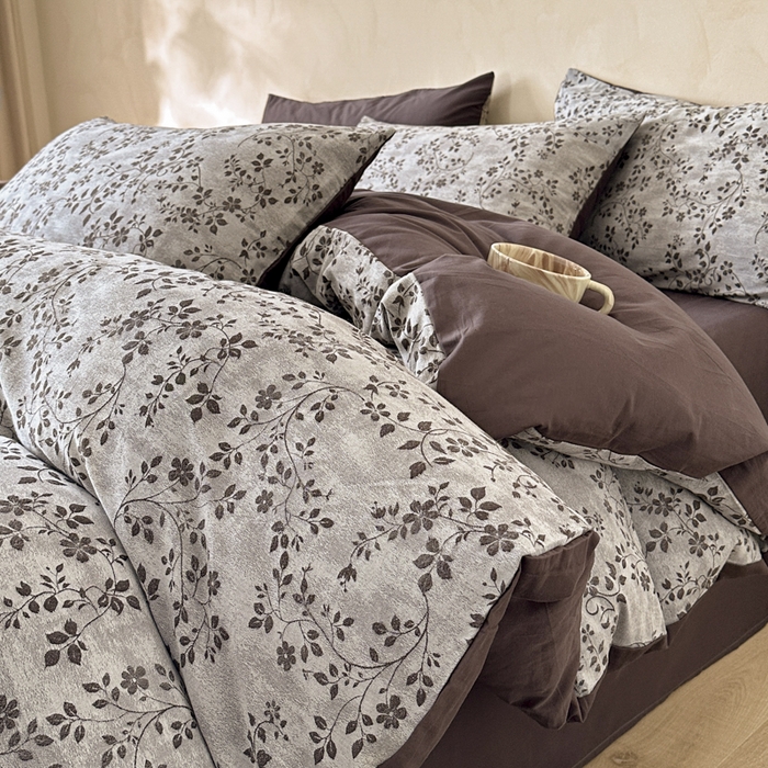 91家纺网 家纺一手货源 找家纺 言一 2025新款A类100支陶瓷轻磨毛新疆长绒棉纯棉全棉提花四件套 花影摇枝-咖