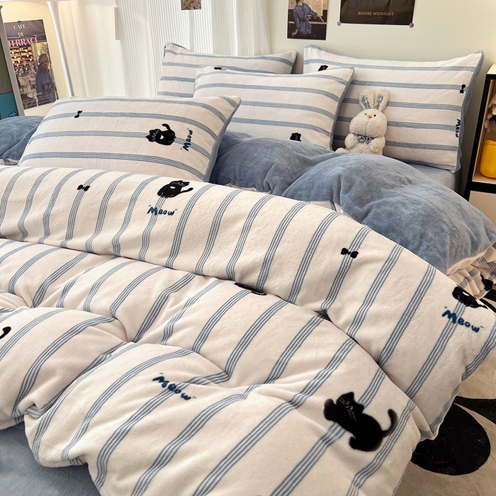 91家纺网 家纺一手货源 找家纺 HL原创 2025新款牛奶绒四件套 蓝条猫