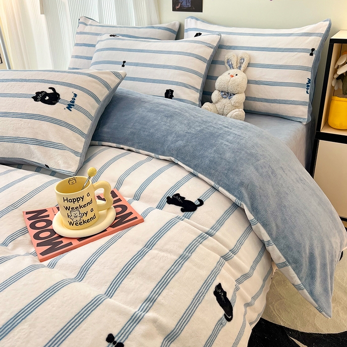 91家纺网 家纺一手货源 找家纺 HL原创 2025新款牛奶绒四件套 蓝条猫