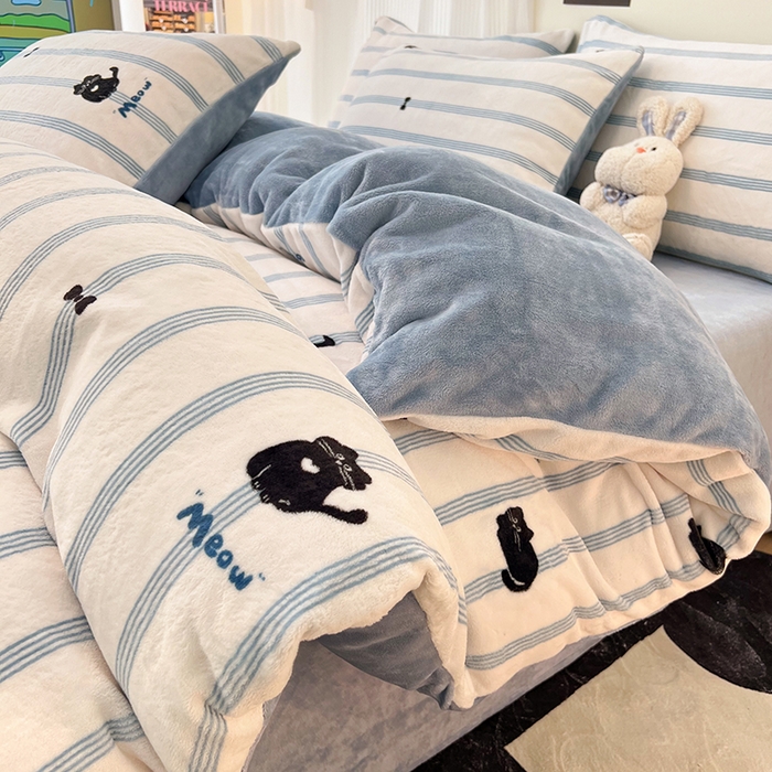 91家纺网 家纺一手货源 找家纺 HL原创 2025新款牛奶绒四件套 蓝条猫