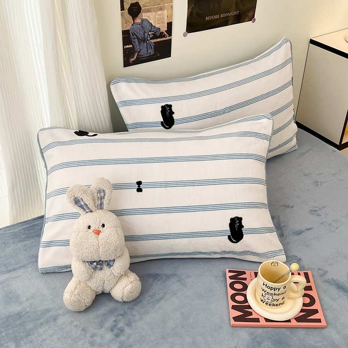 91家纺网 家纺一手货源 找家纺 HL原创 2025新款牛奶绒四件套 蓝条猫