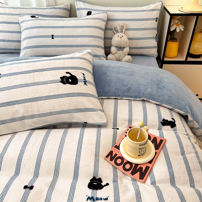 91家纺网 家纺一手货源 找家纺 HL原创 2025新款牛奶绒四件套 蓝条猫