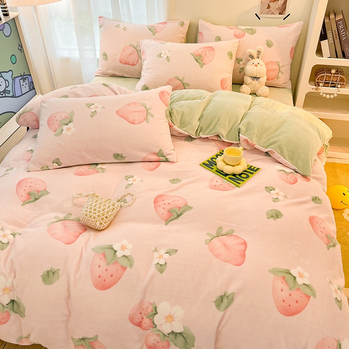 91家纺网 家纺一手货源 找家纺 HL原创 2025新款牛奶绒四件套 恋爱草莓