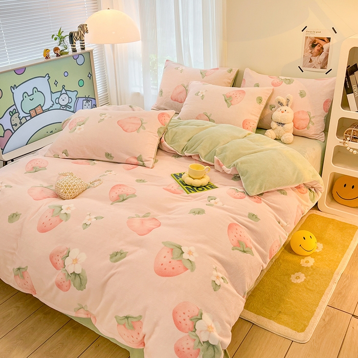 91家纺网 家纺一手货源 找家纺 HL原创 2025新款牛奶绒四件套 恋爱草莓