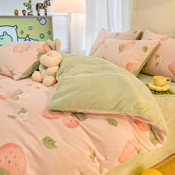 91家纺网 家纺一手货源 找家纺 HL原创 2025新款牛奶绒四件套 恋爱草莓