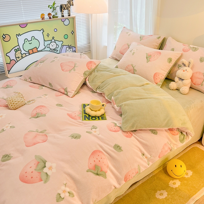 91家纺网 家纺一手货源 找家纺 HL原创 2025新款牛奶绒四件套 恋爱草莓