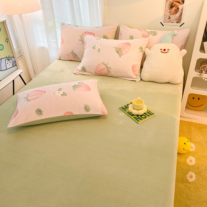 91家纺网 家纺一手货源 找家纺 HL原创 2025新款牛奶绒四件套 恋爱草莓