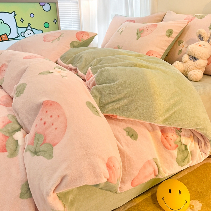 91家纺网 家纺一手货源 找家纺 HL原创 2025新款牛奶绒四件套 恋爱草莓