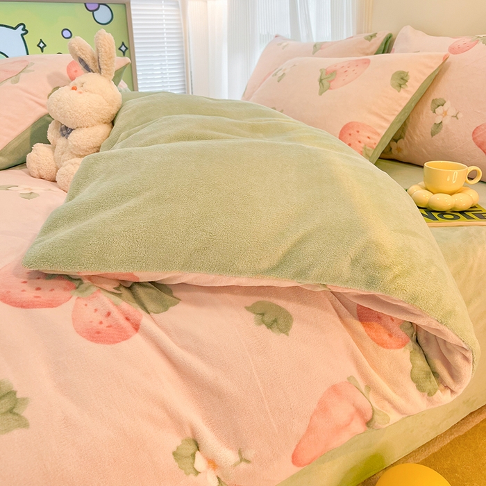 91家纺网 家纺一手货源 找家纺 HL原创 2025新款牛奶绒四件套 恋爱草莓