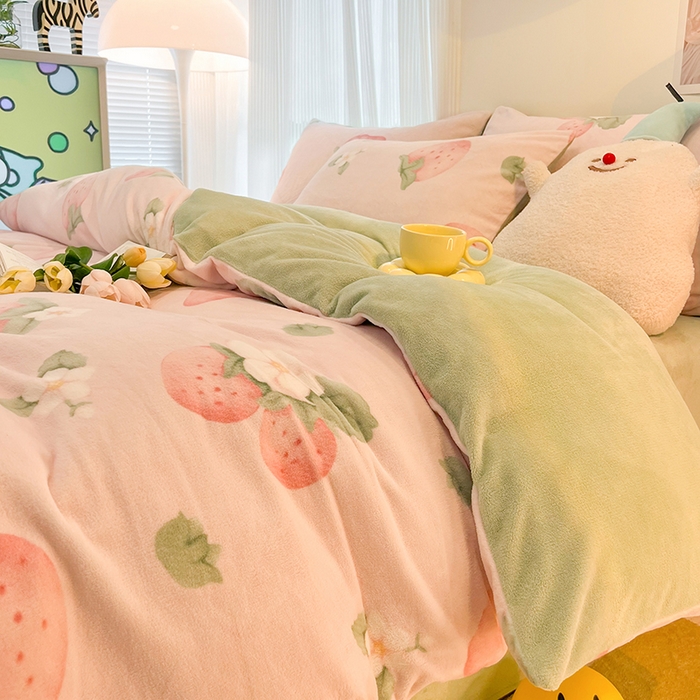 91家纺网 家纺一手货源 找家纺 HL原创 2025新款牛奶绒四件套 恋爱草莓