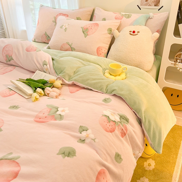 91家纺网 家纺一手货源 找家纺 HL原创 2025新款牛奶绒四件套 恋爱草莓