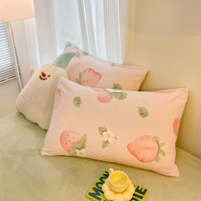 91家纺网 家纺一手货源 找家纺 HL原创 2025新款牛奶绒四件套 恋爱草莓