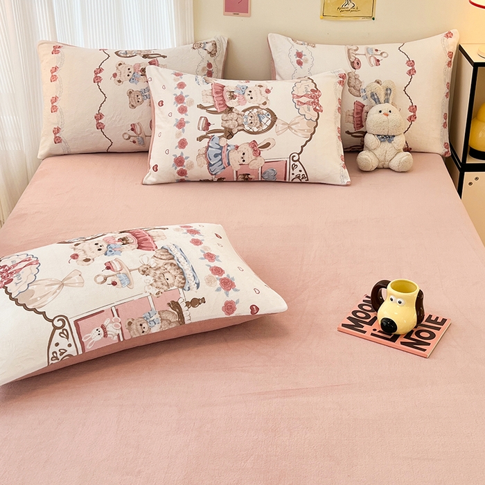 91家纺网 家纺一手货源 找家纺 HL原创 2025新款牛奶绒四件套 萝莉小熊