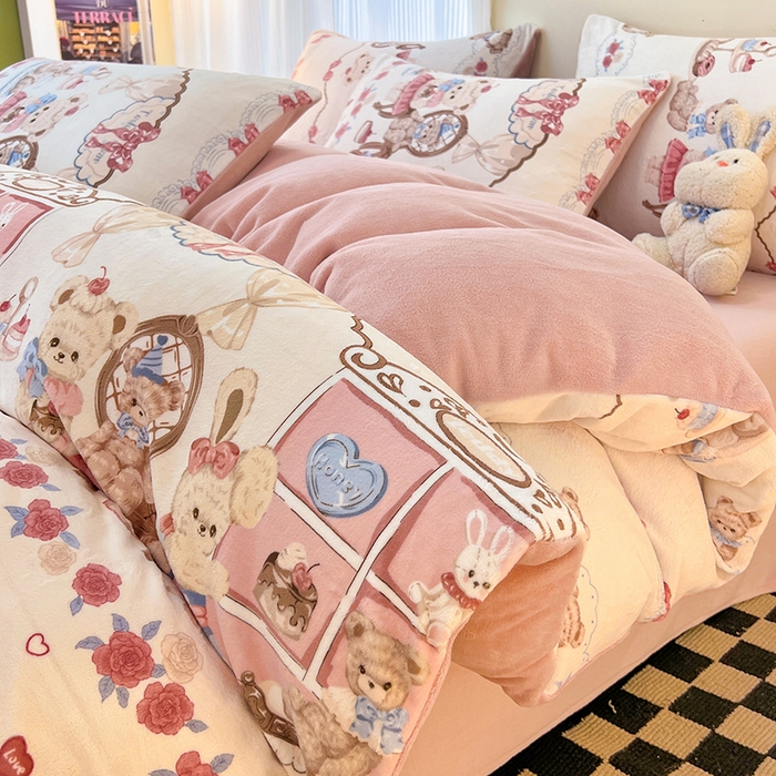 91家纺网 家纺一手货源 找家纺 HL原创 2025新款牛奶绒四件套 萝莉小熊