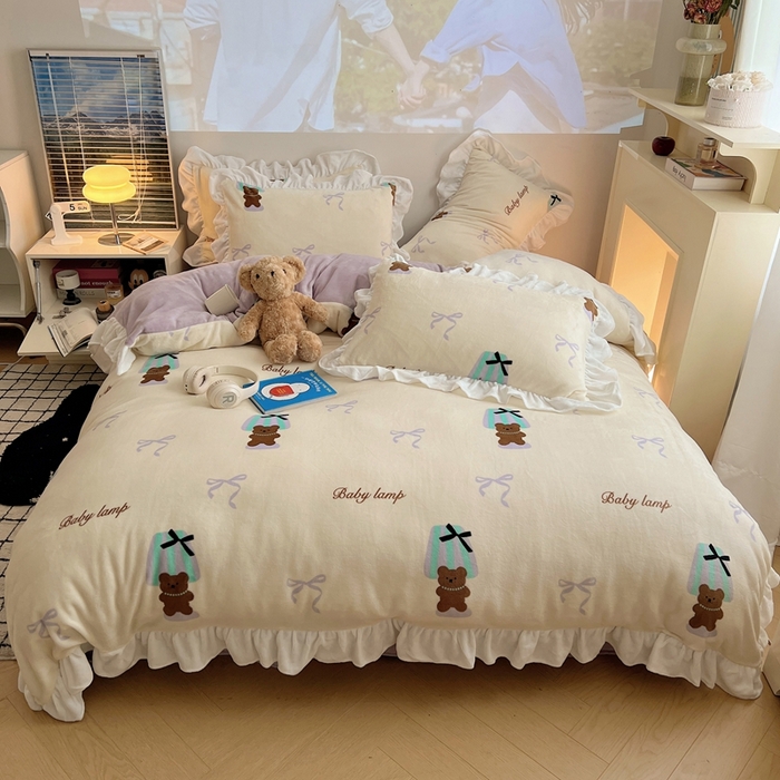 91家纺网 家纺一手货源 找家纺 六巷胡同 2025新款韩版INS卡通花边款A类牛奶绒四件套 花边台灯泰迪熊