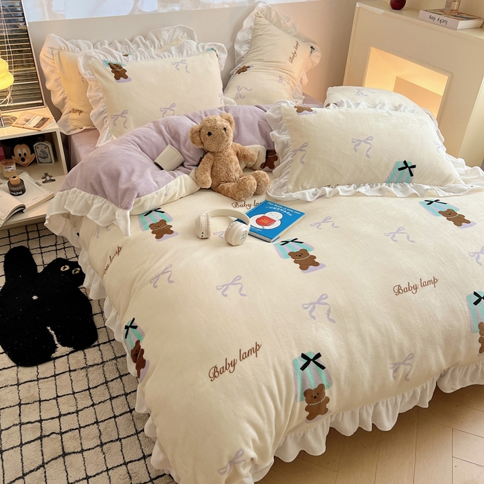 91家纺网 家纺一手货源 找家纺 六巷胡同 2025新款韩版INS卡通花边款A类牛奶绒四件套 花边台灯泰迪熊