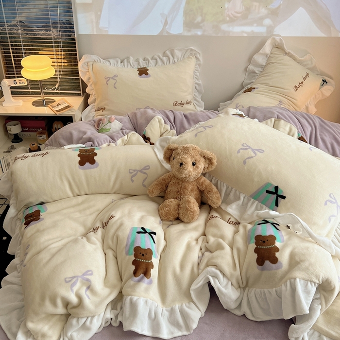 六巷胡同 2025新款韩版INS卡通花边款A类牛奶绒四件套 花边台灯泰迪熊