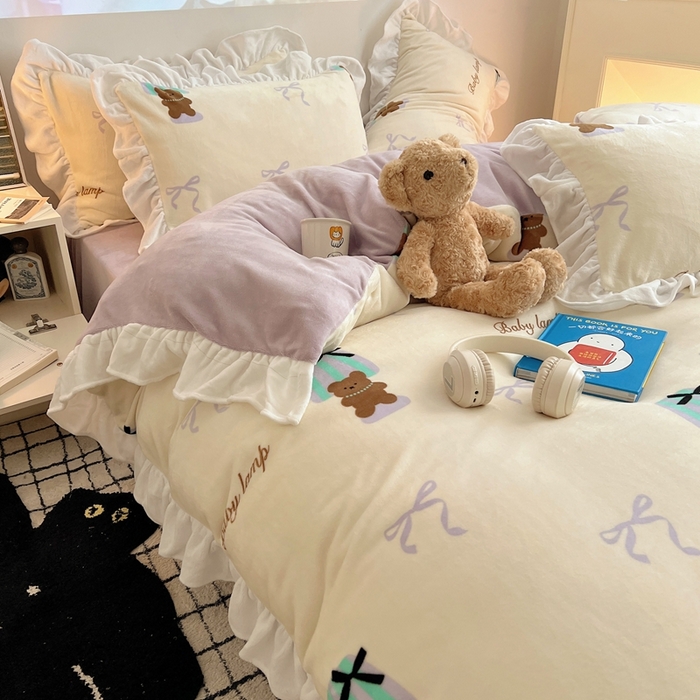 91家纺网 家纺一手货源 找家纺 六巷胡同 2025新款韩版INS卡通花边款A类牛奶绒四件套 花边台灯泰迪熊