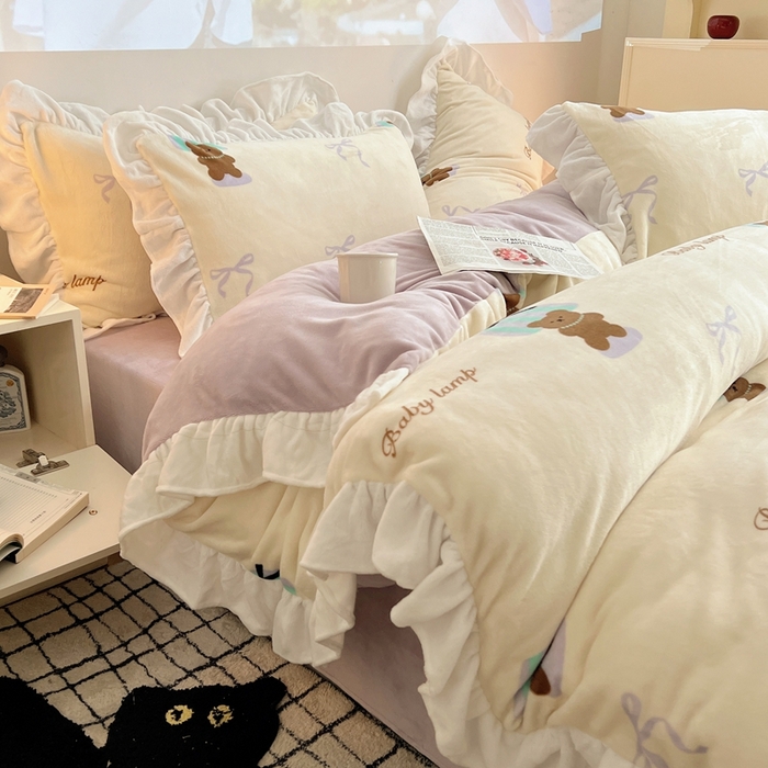 91家纺网 家纺一手货源 找家纺 六巷胡同 2025新款韩版INS卡通花边款A类牛奶绒四件套 花边台灯泰迪熊