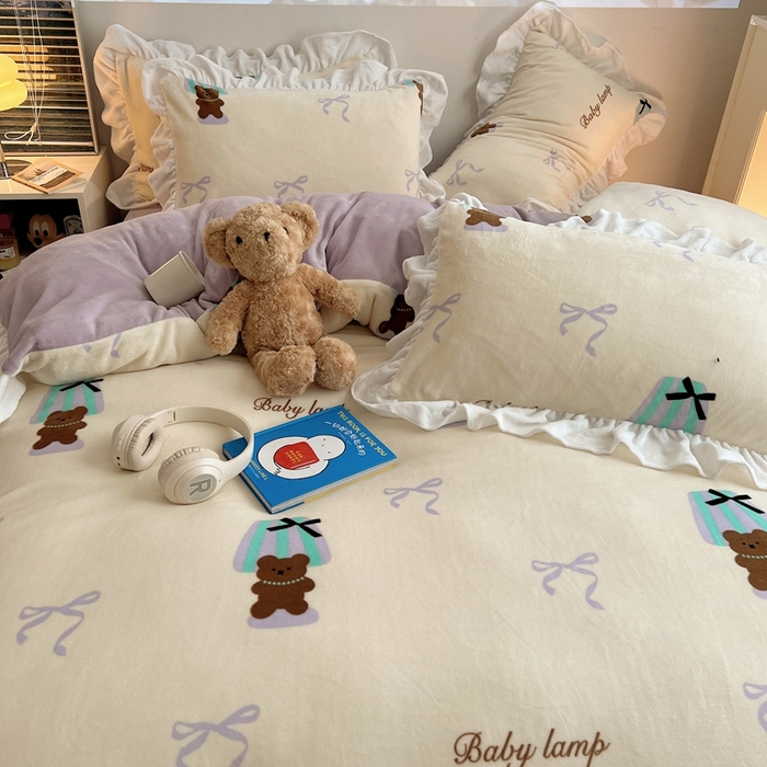 91家纺网 家纺一手货源 找家纺 六巷胡同 2025新款韩版INS卡通花边款A类牛奶绒四件套 花边台灯泰迪熊