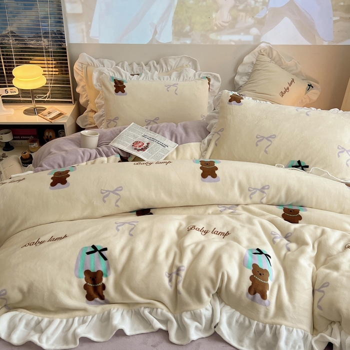 91家纺网 家纺一手货源 找家纺 六巷胡同 2025新款韩版INS卡通花边款A类牛奶绒四件套 花边台灯泰迪熊